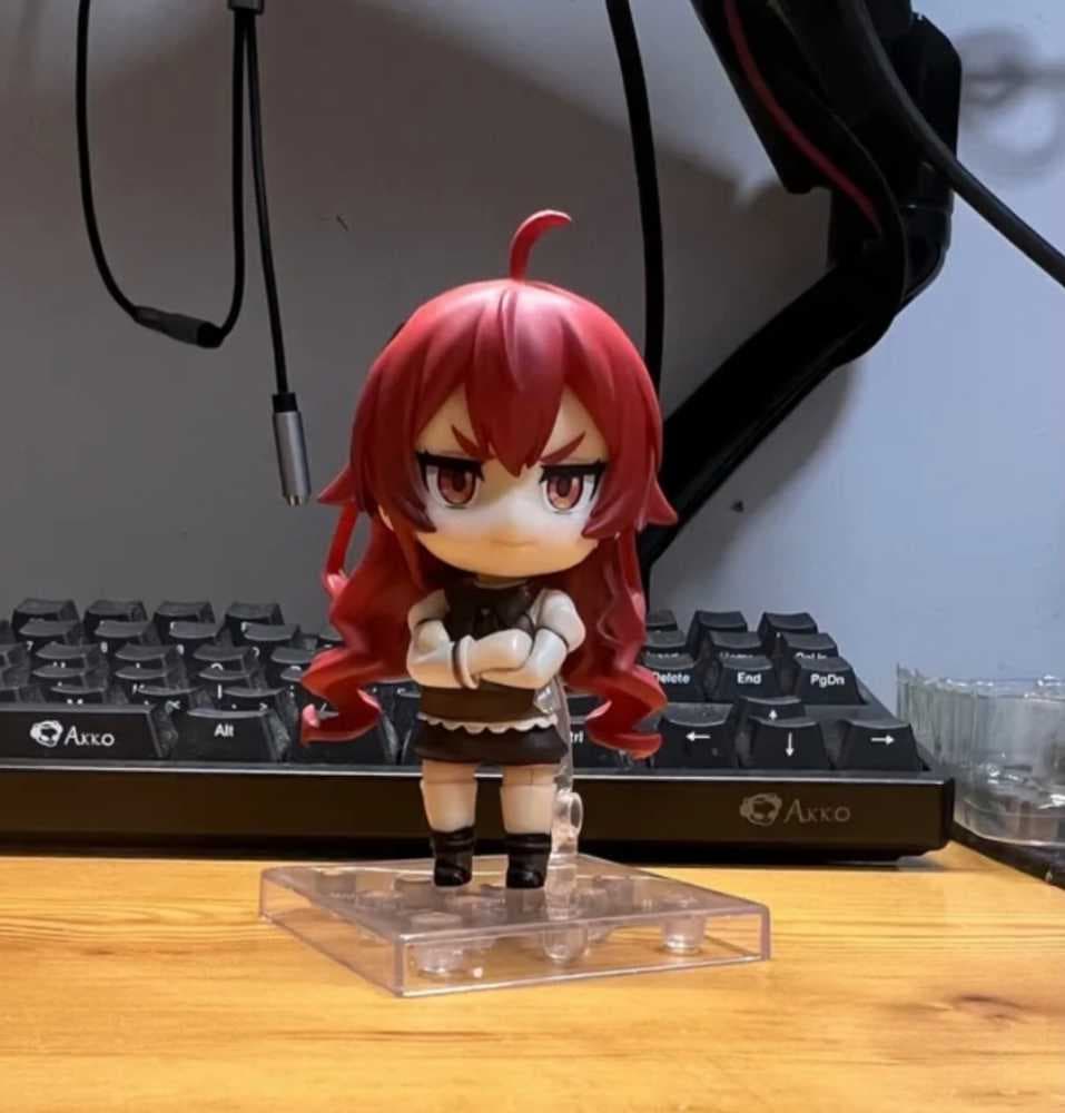 مجسم Roxy Migurdia باللون الأحمر