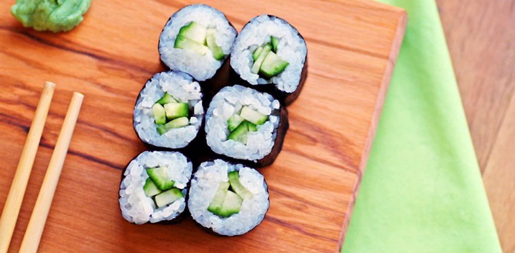 ورق السوشي ومعداته وعيدان الاكل 